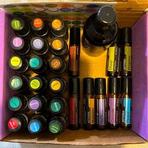 18 bottles and 8 roller balls plus bottle of fractionated coconut oil.